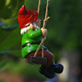 Miniatyrbild 8 av 11: Trädgårdstomtar prydnader Utomhusdekorationer Hängande staty Svängande tomte A