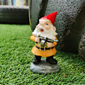 Miniatyrbild 3 av 10: Nyckfull Arg Gammal Mr Gnome Dvärg Hållande Verktyg Varning Planka Skylt Staty Inomhus uteplats Veranda Poolside Gnomes Staty
