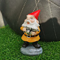Miniatyrbild 10 av 10: Nyckfull Arg Gammal Mr Gnome Dvärg Hållande Verktyg Varning Planka Skylt Staty Inomhus uteplats Veranda Poolside Gnomes Staty
