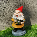 Miniatyrbild 6 av 10: Nyckfull Arg Gammal Mr Gnome Dvärg Hållande Verktyg Varning Planka Skylt Staty Inomhus uteplats Veranda Poolside Gnomes Staty