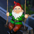 Miniatyrbild 5 av 11: Trädgårdstomtar prydnader Utomhusdekorationer Hängande staty Svängande tomte A