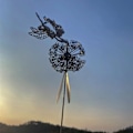 Miniatyrbild 1 av 4: IC 1 bit metallblomma fe som kliver på maskros Vacker och elegant dans utomhusscen Atmosfär Kontrasthantverk (silver)