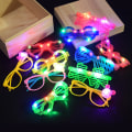 Pikkukuva 1 / 4: IC 21 kpl LED-lasit 7 muotoa 6 LED Glow In The Dark Festatarvikkeet Suosikit lapsille Aikuisten sulkeutuminen sydän pyöreä tähti perhonen Glow Sticks