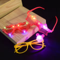 Pikkukuva 3 / 4: IC 21 kpl LED-lasit 7 muotoa 6 LED Glow In The Dark Festatarvikkeet Suosikit lapsille Aikuisten sulkeutuminen sydän pyöreä tähti perhonen Glow Sticks
