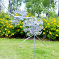 Miniatyrbilde 4 av 4: IC 1 bit metallblomma fe som kliver på maskros Vacker och elegant dans utomhusscen Atmosfär Kontrasthantverk (silver)