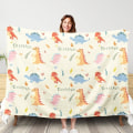 Pikkukuva 1 / 5: IC Dinosauruspeitto pojille ja tytöille Dino-lahjat lapsille Pehmeä fleecepeitto Kaikki vuodenajat Lapset Taaperot Dinosaurus-ystäville 50x60 tuumaa