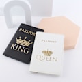 Pikkukuva 3 / 5: IC Älskarpar Pass Cover Hot Stämpling \"KING&QUEEN\" Kvinnor Män Black