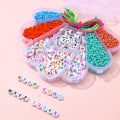 Miniatyrbilde 5 av 5: IC Kammussla bokstavspærler i eske, hirseperler, saks