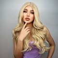 Miniatyrbild 4 av 5: Långt vågigt blond peruk i syntet hår för kvinnor