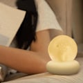 Miniatyrbillede 2 af 4: Måne 3D Borddekoration - Touch Kontrol Lysstyrke, USB Opladning, Dekorativ Bordlampe, Natlampe, Soveværelsesdekoration