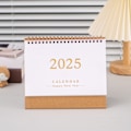 Pikkukuva 10 / 11: Uusi 2025 pöytäkalenteri, yksinkertainen pieni ja raikas luova työpöydän koriste, suunnittelukortti, muistiinpanovihko, englanninkielinen kalenteri 2025 Mauve