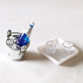 Miniatyrbild 1 av 4: Miniatyr Möbler Tiny Småskalig Leksak Dockhus DIY Dekoration Mini Järnhink Iskub Vinflaska Typ B