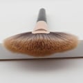 Miniatyrbillede 4 af 4: Fjerbørste, blød og professionel makeupbørste / highlighterbørste