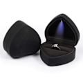 Miniatyrbillede 1 af 5: IC LED Ringæske Hjerteformet Fløjlsbeklædt Æske med Lys til Forlovelse - Sort
