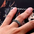 Miniatyrbilde 3 av 5: Hodeskalle Ring for Menn i Rustfritt Stål - Smykker i Punk Gothic Stil - Demon Ring for Bikere - Gave