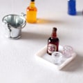 Miniatyrbild 2 av 4: Miniatyr Möbler Tiny Småskalig Leksak Dockhus DIY Dekoration Mini Järnhink Iskub Vinflaska Typ B