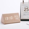 Miniatyrbild 1 av 4: IC Triangulär träklocka, digital display temperatur och luftfuktighet