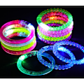Miniatyrbilde 3 av 3: IC Nye akryl blinkende armbånd LED-lysende armbånd Elektronisk lysende armbånd for barn Fargerikt selvlysende armbåndsleketøy
