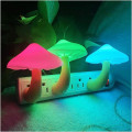 Miniatyrbillede 1 af 5: IC LED Indsats Svampe Natlampe med Skumring til Daggry Sensor, LED Indsats Sød Natlampe til Sengesvamp Væghængt Lampe til Børn Natlampe (7 Farver)