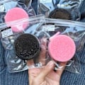 Miniatyrbild 3 av 6: Rosa Kak-Squishy, Taba Squishy, Rosa Squishy, Keks Stressavlastande Leksak, Fidget Leksaker för Ångest & Avkoppling | Perfekt Skrivbordstillbehör för Vuxna Black