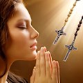 Pikkukuva 4 / 5: Katolinen Ristiriipusrukousnauha, Luonnonpuiset Rukoushelmet Ristillä Jeesus Kristus Pyhän Benedictuksen Mitalilla, Kristityille