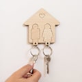 Miniatyrbillede 3 af 5: Nøglering i træ til par - Julegave til par - Gaveidé til housewarming - Nøglering til kvinder Jubilæumsgaver til par