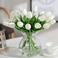 Miniatyrbilde 3 av 5: 20 stk. Real Touch Latex Kunstige Tulipaner Blomster Falske Tulipaner Blomster Bryllupsbuketter for Bryllup Hjem Hagedekorasjon (Hvit) white