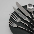 Pikkukuva 5 / 5: 5 hengen ruokailuvälineistö, ruostumaton teräs, vahva, rustiikkinen, taotut ruokailuvälineet mustilla kahvoilla
