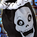 Pikkukuva 2 / 4: Karkki vai kepponen -kassi - Karkkikassi tikulla, saaliskassi, Halloween-kassi, pääkallokuvio, Halloween-asusteet, pelottavat juhlatarvikkeet