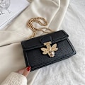 Miniatyrbild 3 av 6: Bee Pu Läder Crossbody-väskor för kvinnor Kedjor Axelremsväska Kvinnliga Damväskor Sling Lyx Handväskor Designer Red