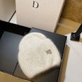 Miniatyrbild 1 av 6: Ins Solid Shiny Color Beanies SkulliesLetter Kvinna Fluffig Vinterhatt För Matchande Varm Mjuk Present letter logo11