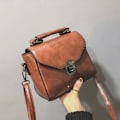 Miniatyrbild 2 av 6: Kvinnlig väska Nytt modelås Axelväska Enkel Retro Portabel Pu Läder Liten fyrkantig väska Сумка Женская Багет light brown one size