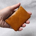 Miniatyrbild 1 av 6: Läder Mini Myntväska Unisex Enkel Bärbar Första Layer Kohud Retro Handgjord dragkedja Liten case Brownish Yellow