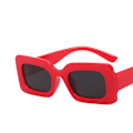 Miniatyrbild 1 av 6: Mode Vintage Fyrkantiga Solglasögon Dam Gradient Tea Solglasögon Sommar Resa Retro Glasögon Män Oculos De Sol Feminino red gray with pouch and cloth