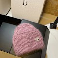 Miniatyrbild 1 av 6: Ins Solid Shiny Color Beanies SkulliesLetter Kvinna Fluffig Vinterhatt För Matchande Varm Mjuk Present letter logo17