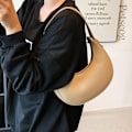 Miniatyrbild 5 av 6: Mode Vita Axelväskor För Kvinnor Pu Läder Enfärgad Half Moon Crossbody Bag Designer Dam Handväskor Dam Underarmsväskor Khaki (20cmMax Length30cm)