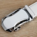 Miniatyrbild 1 av 6: Nytt vitt bälte äkta design läder för män automatiskt bälte med spänne Lyxigt koreanskt modetrend Quick Release Personlighet Pojkebälte D 15 130CM Europe115