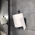 Miniatyrbillede 3 af 5: QU*Toiletpapirholder, Ingen Boring, Rustfri, Perfekt til badeværelse toilet køkken. (Toiletpapirholder+2*Håndklædekroge Sort)