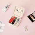Miniatyrbilde 3 av 4: Smykkeskrin for øredobber i kunstskinn - White Square - vit_qq