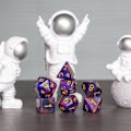 Pikkukuva 4 / 5: /QD/ Nopat lauta- ja roolipeleihin - Tummanvioletti - 7 kpl