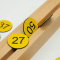 Pikkukuva 5 / 5: [QD] Muoviset numeroidut laatat, kaiverretut numerolaatat, tunnistelaatat, avaimenperät ilman reikää (1-100)