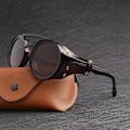Pikkukuva 2 / 5: QU)Steampunk Retro -aurinkolasit miehille ja naisille, nahkaiset sivusuojat, kaksoissilta, muovikehys, herrasmieslahja