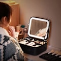 Miniatyrbillede 4 af 5: QD-Rejsetaske til makeup med LED-spejl, justerbare rumdelere og toilettaske i sort