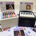 Miniatyrbillede 2 af 5: [QD] 2025 Taylor Swift Klaverkalender til skrivebordet, miniatureklaver, noder, dekorationer Hvid