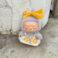 Miniatyrbillede 4 af 5: /QU/Kun tøjet til de første, anden og tredje generationer af Labubu-dukker, blomstrede kjoler, buede outfits, kamera-vedhæng LBB-02 JUST CLOTHES
