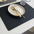 Pikkukuva 2 / 5: 4 kpl ruokaliina keinonahkaa suorakulmainen musta 43x30cm musta{F2}