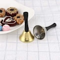 Pikkukuva 4 / 5: Metalliset käsikellot, selkeä ja kova ääni, hälytyskellot puisella kahvalla häihin, illalliselle, kouluun, hotelliin, vanhusten potilaspalveluun (5 x 9 cm)