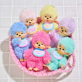 Pikkukuva 4 / 6: 15 cm Monchhichi-pariskunta seisomassa muodonmuutos pehmolelu avaimenperänukke (satunnainen)
