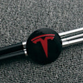 Miniatyrbild 2 av 5: Svart röd uppsättning med 4 navkapseldekaler med billogotyp för Tesla Model 3 Model X Model S