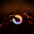 Miniatyrbild 3 av 5: LED-fidgetspinner i metall med ljus - Partygåva med riklig ljusshow - Ångestdämpande sensoriska leksaker för barn och vuxna D robin blue